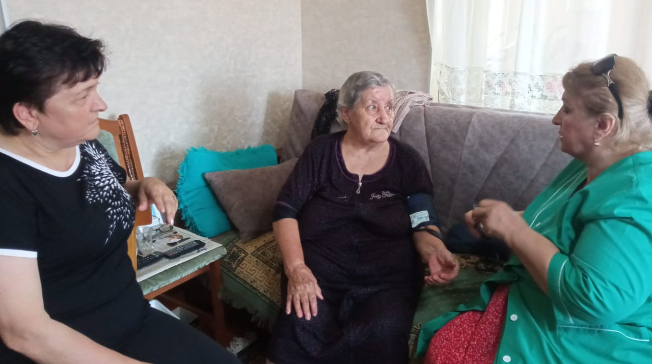 Работники ЦСОН Новолакского района реализуют технологию "Санаторий на дому".